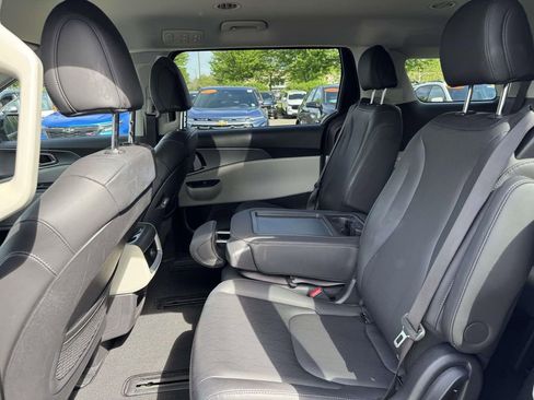 Used 2024 Kia Carnival LX FWD image 14