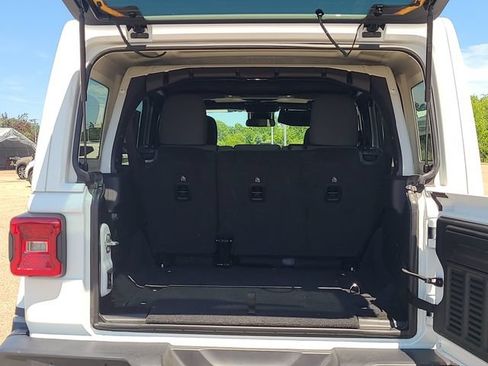 Used 2025 Jeep Wrangler Unlimited Sahara AWD/4WD image 30
