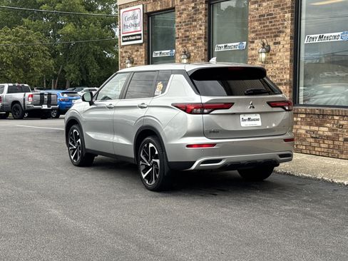 Used 2022 Mitsubishi Outlander SE AWD/4WD image 3