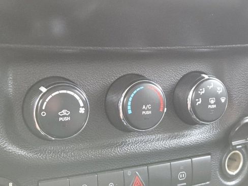 Used 2012 Jeep Wrangler Unlimited Rubicon AWD/4WD image 17