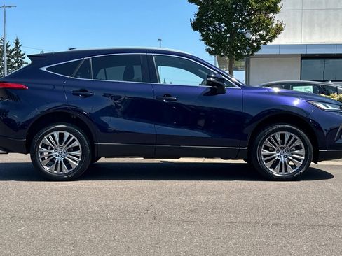 Used 2023 Toyota Venza AWD/4WD image 3