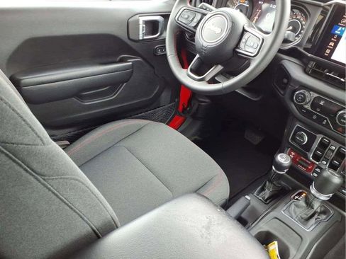 Used 2025 Jeep Wrangler Unlimited Rubicon AWD/4WD image 9
