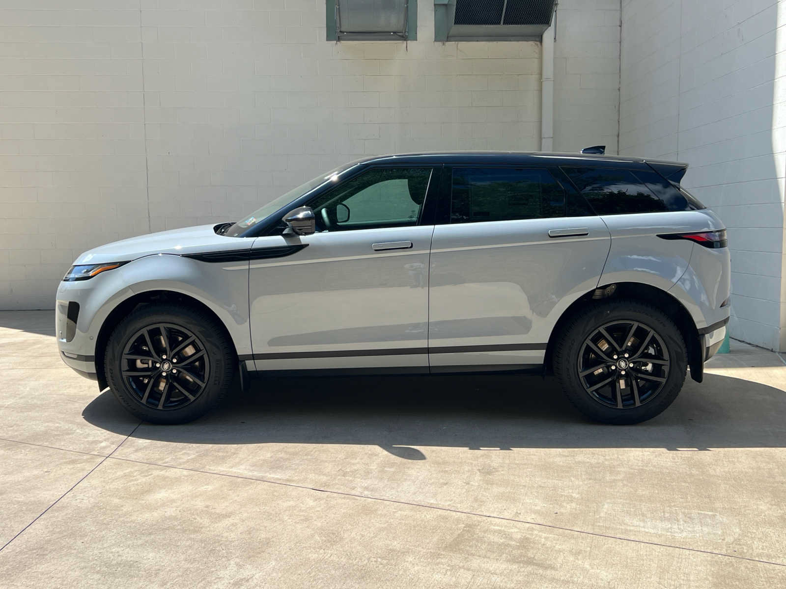 Used 2025 Land Rover Range Rover Evoque S AWD/4WD image 5