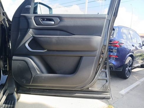 Used 2025 Nissan Armada Platinum w/ Convenience Package RWD image 16