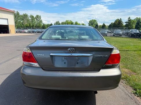 Used 2005 Toyota Camry LE FWD image 2