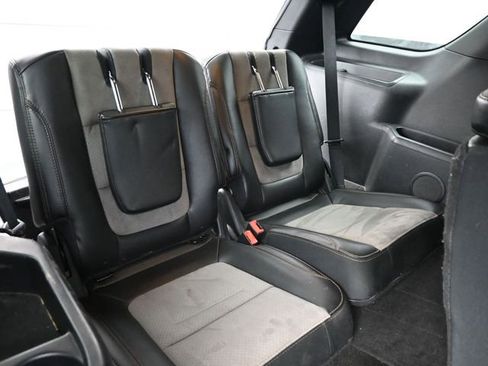 Used 2017 Ford Explorer XLT w/ Equipment Group 202A image 9