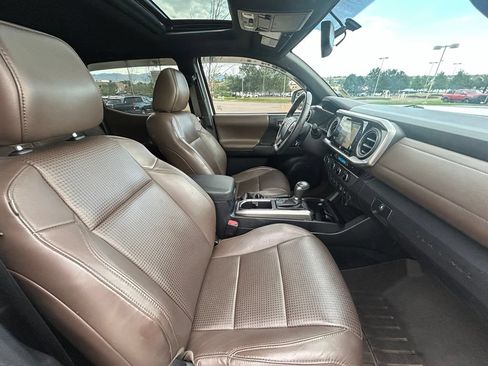 Used 2017 Toyota Tacoma Limited w/ Tow Package AWD/4WD image 30