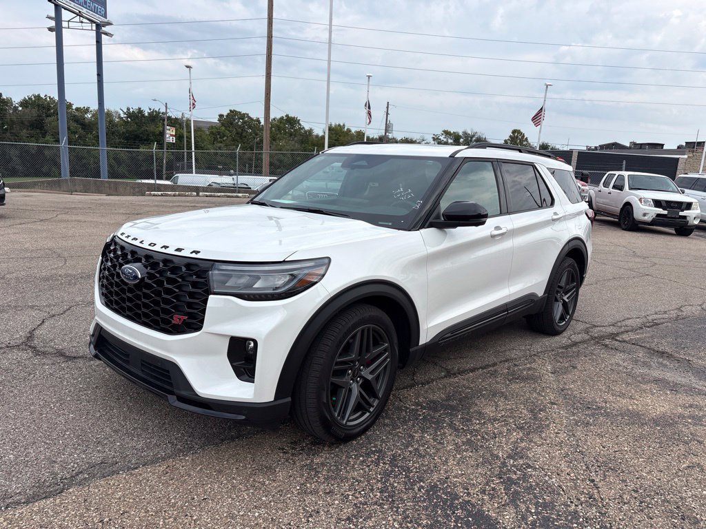 Used 2025 Ford Explorer ST AWD/4WD image 3