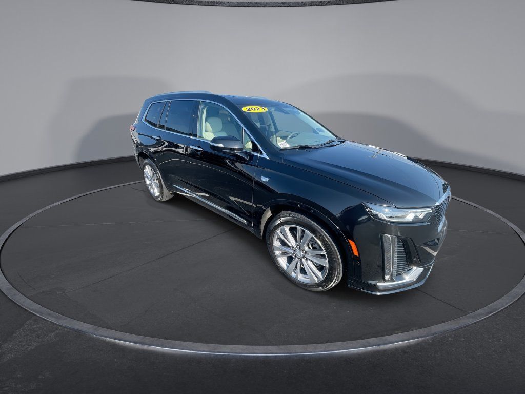 Used 2023 Cadillac XT6 Premium Luxury w/ Technology Package FWD image 2