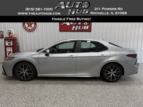 Used 2022 Toyota Camry SE w/ Cold Weather Package AWD/4WD image 1