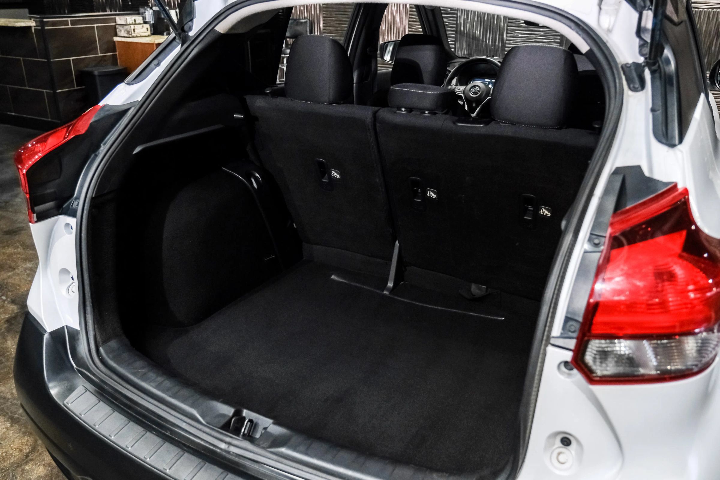 Used 2018 Nissan Kicks SV FWD image 41