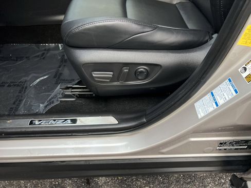 Used 2022 Toyota Venza XLE image 14