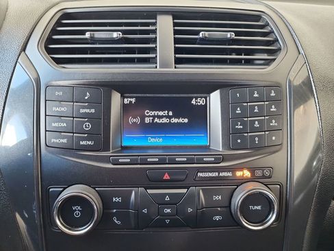 Used 2018 Ford Explorer XLT image 25