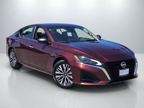 Used 2024 Nissan Altima 2.5 SV image 1