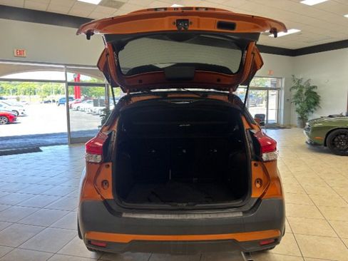 Used 2018 Nissan Kicks SR w/ Premium Package FWD image 6
