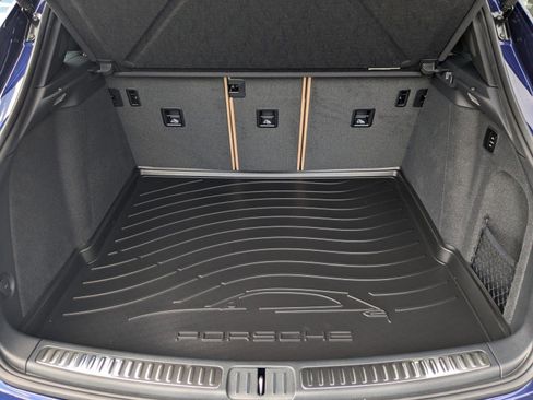 Used 2025 Porsche Macan AWD/4WD image 24