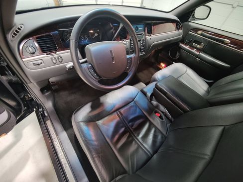 Used 2011 Lincoln Town Car Executive L RWD image 32