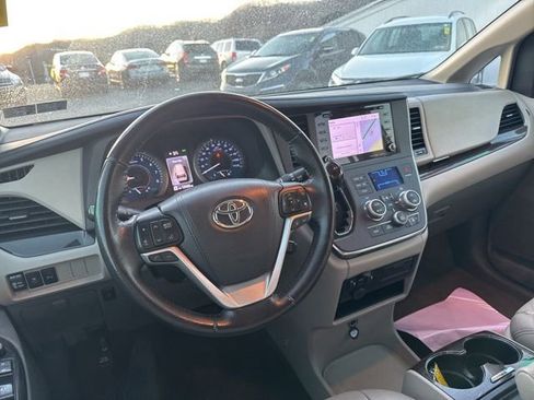 Used 2018 Toyota Sienna XLE w/ XLE Navigation Package image 14