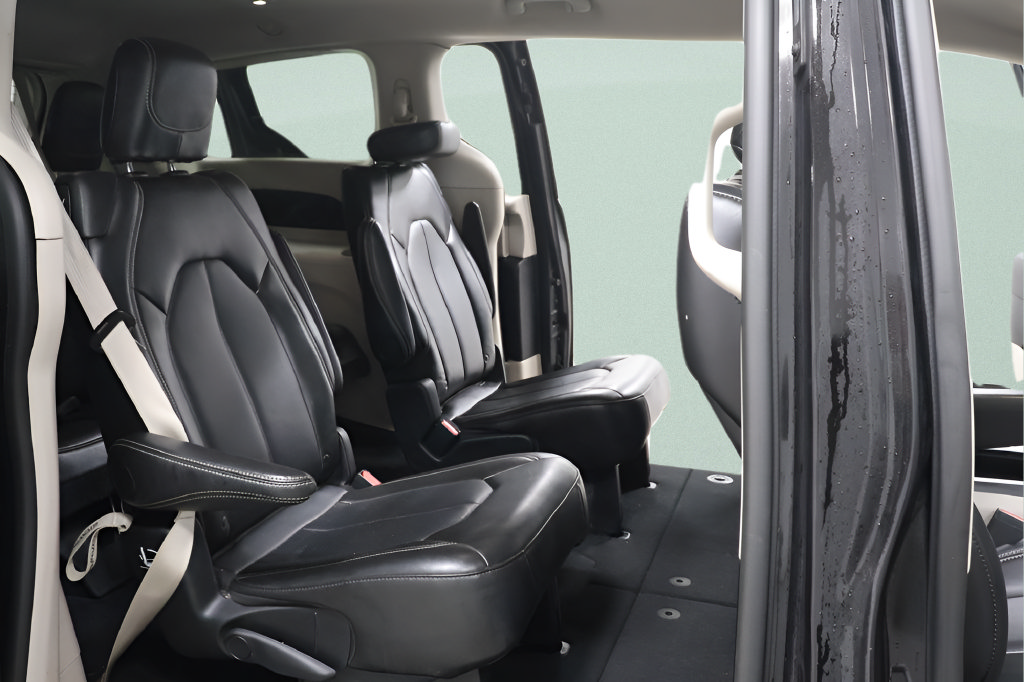Used 2024 Chrysler Pacifica Touring-L FWD image 26