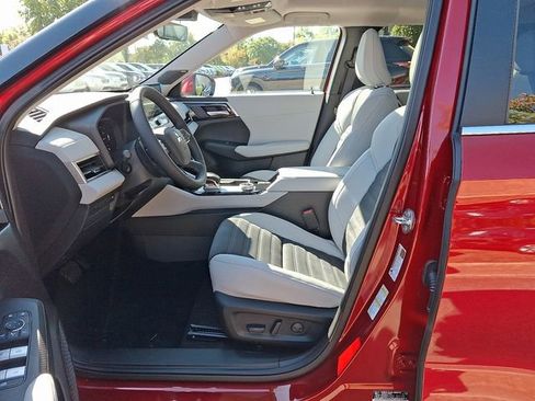 New 2025 Mitsubishi Outlander SE image 8