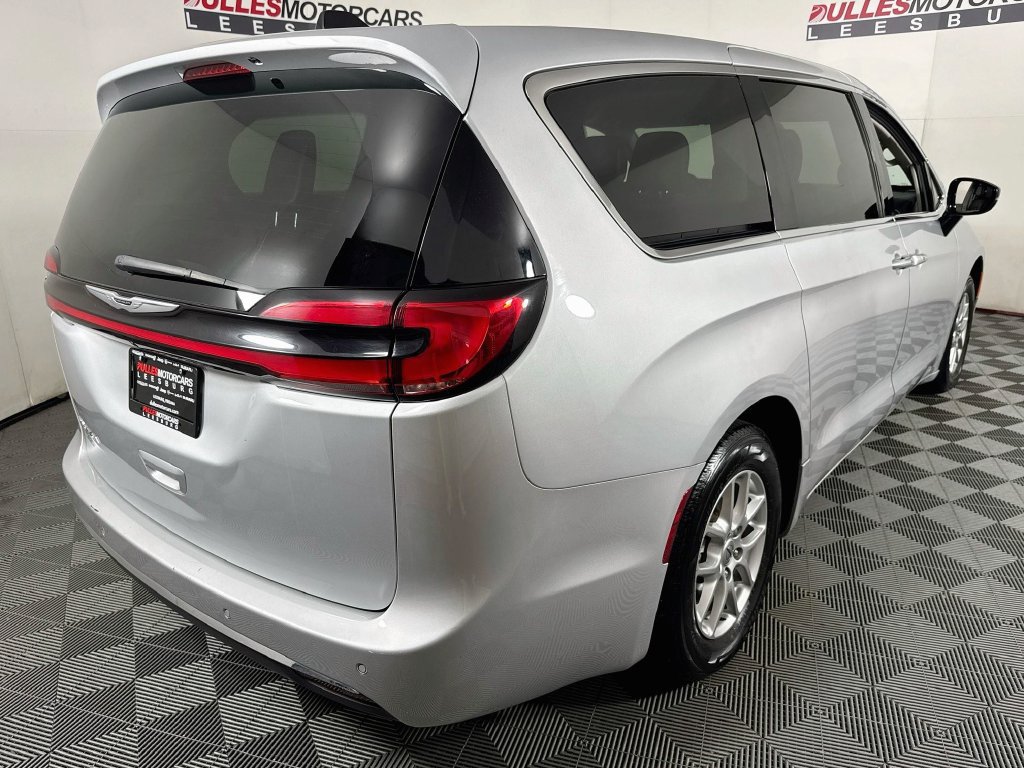 Used 2024 Chrysler Pacifica Touring-L FWD image 7