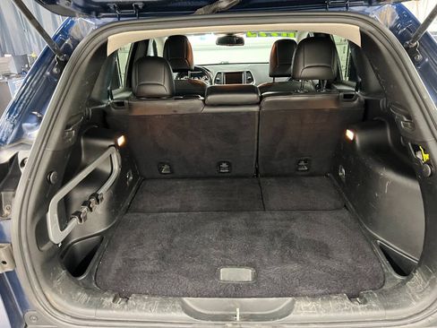 Used 2018 Jeep Cherokee Latitude Plus w/ Cold Weather Group AWD/4WD image 12