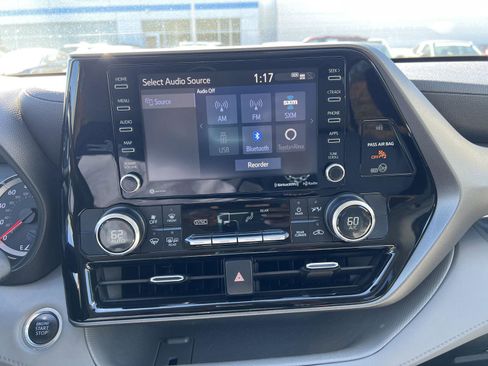 Used 2021 Toyota Highlander LE image 32