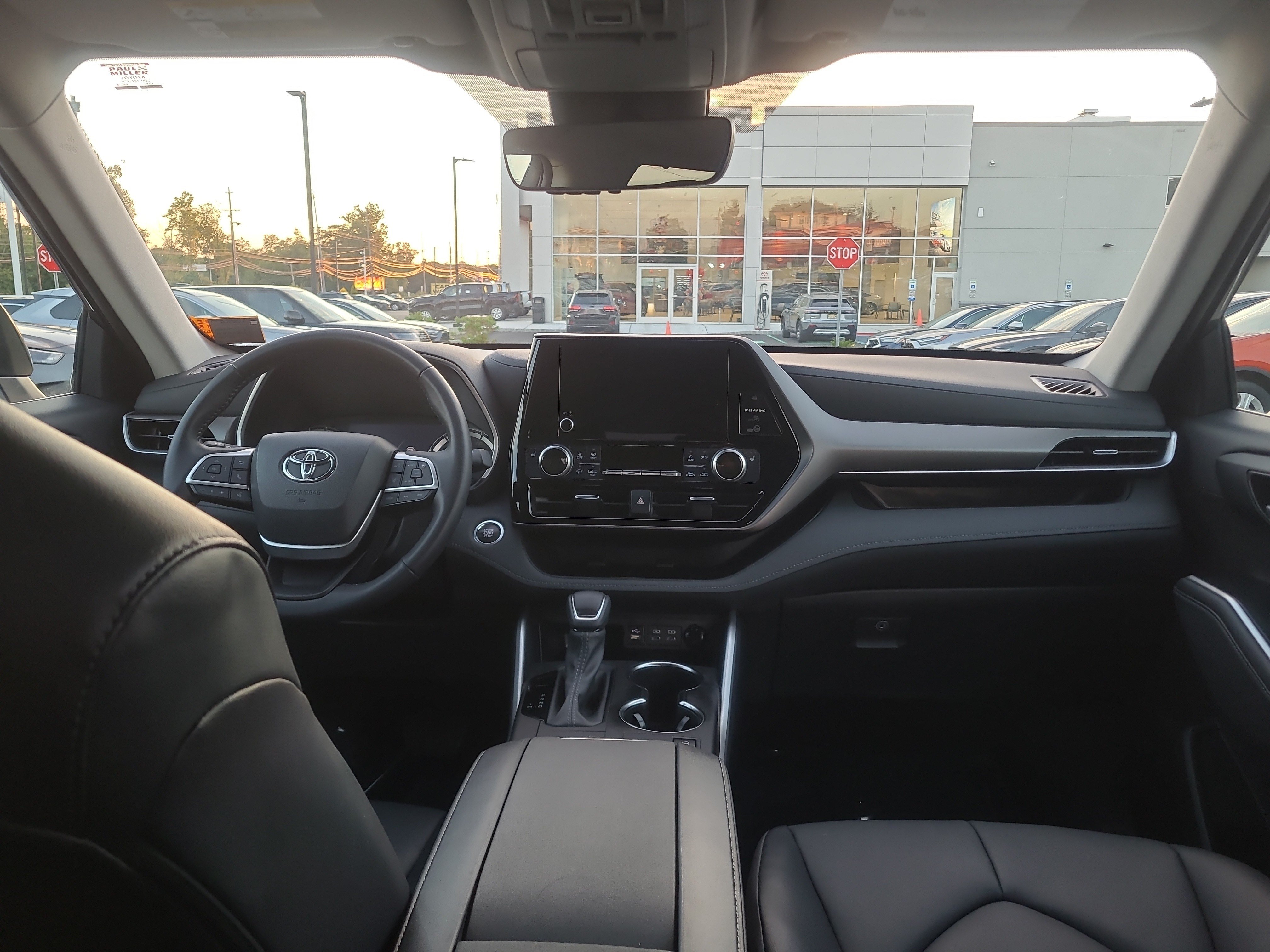 Used 2023 Toyota Highlander XLE AWD/4WD image 18