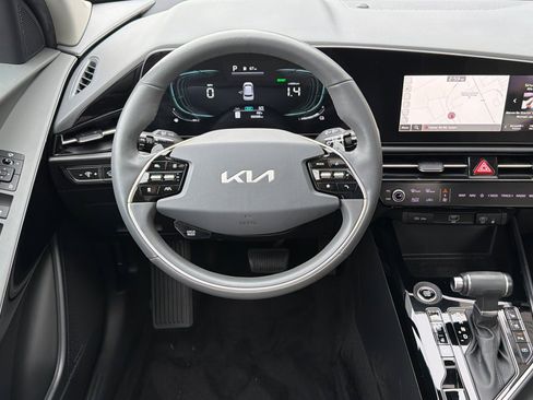 Used 2023 Kia Niro SX image 14