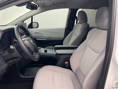 Used 2026 Toyota Sienna LE FWD image 9