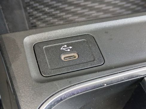 Used 2025 Mercedes-Benz GLB 250 GLB 250 w/ Winter Package image 18