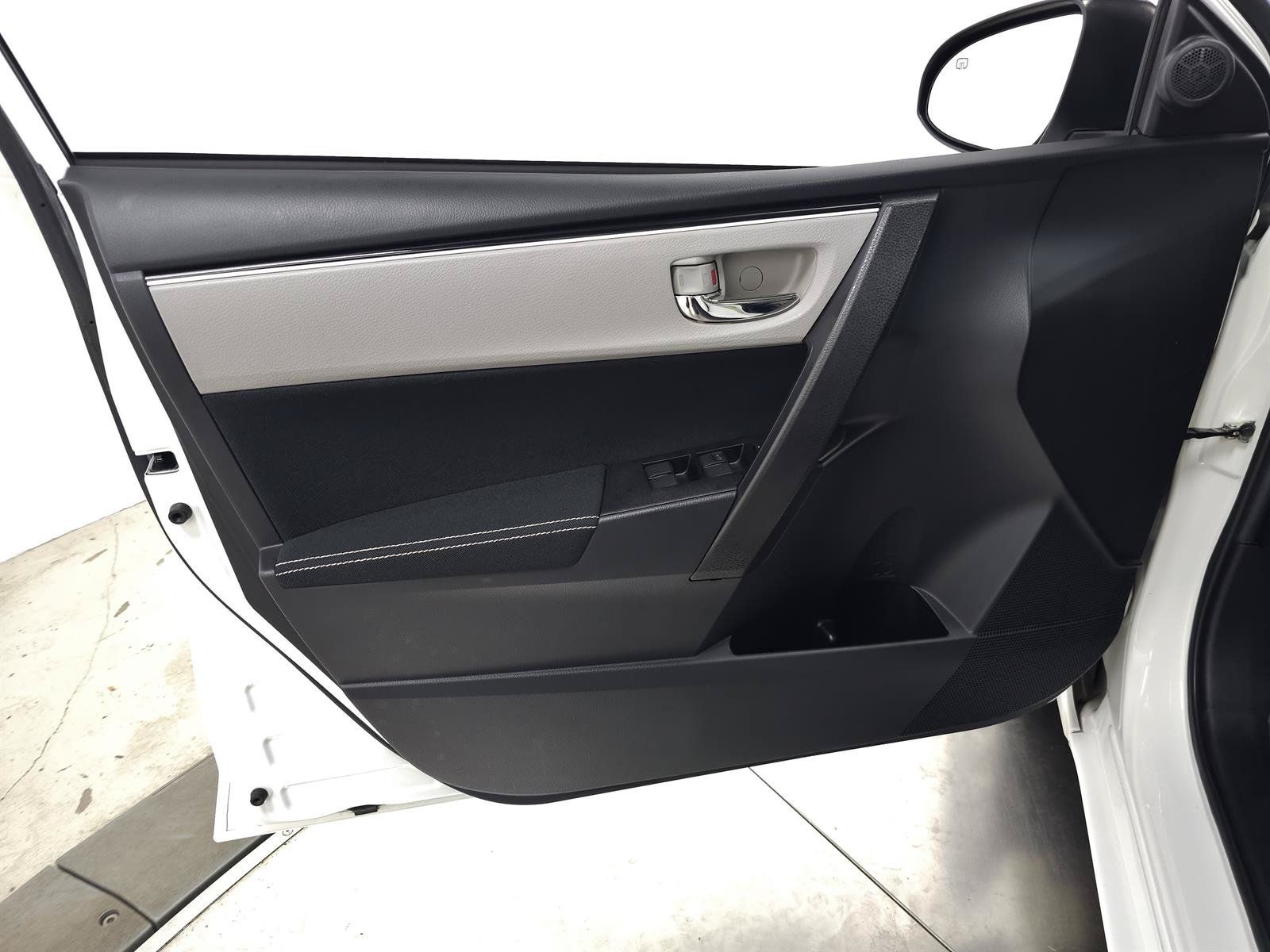Used 2018 Toyota Corolla LE FWD image 12