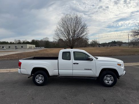 Used 2017 Toyota Tacoma SR image 6