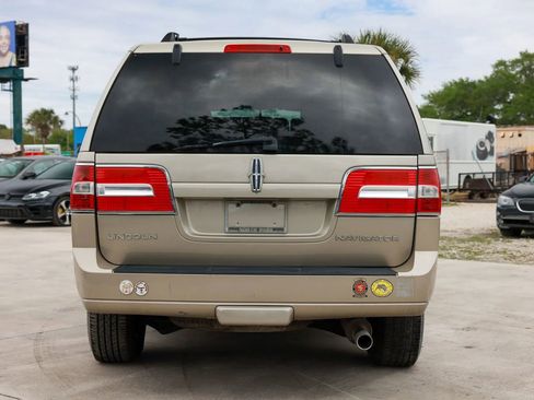 Used 2007 Lincoln Navigator Luxury Sport Utility 4D image 5