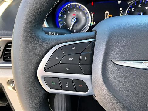 Certified 2024 Chrysler Pacifica Touring-L image 23