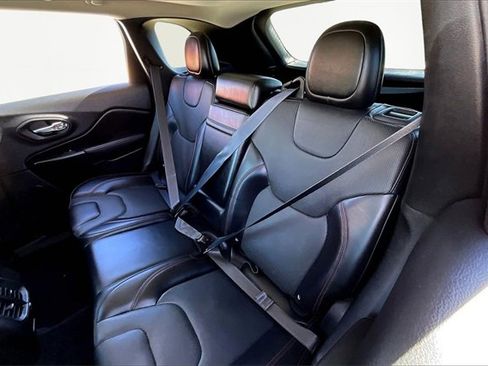 Used 2019 Jeep Cherokee Trailhawk image 28