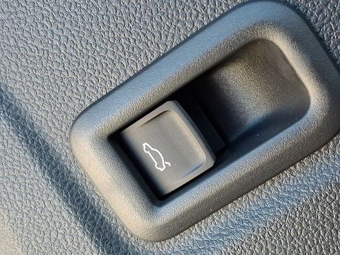 Used 2025 Volkswagen Tiguan SE image 24