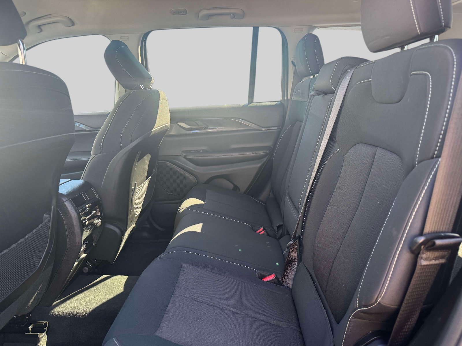 Used 2023 Jeep Grand Cherokee Laredo AWD/4WD image 14