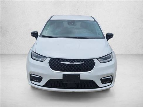 Used 2024 Chrysler Pacifica Limited FWD image 2