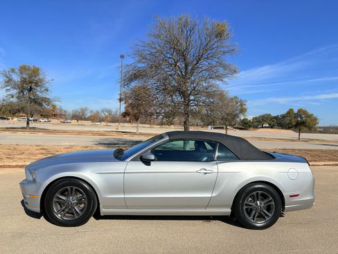 Used 2014 Ford Mustang Premium image 2