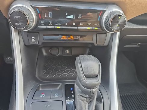 Used 2024 Toyota RAV4 LE AWD/4WD image 8