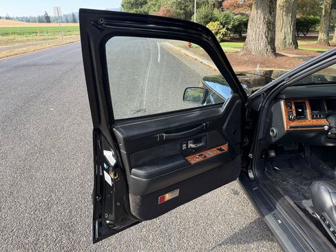 Used 1993 Lincoln Town Car Signature RWD image 26
