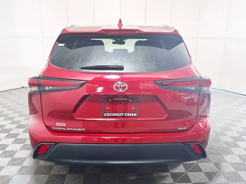 Used 2025 Toyota Highlander XLE AWD/4WD image 4