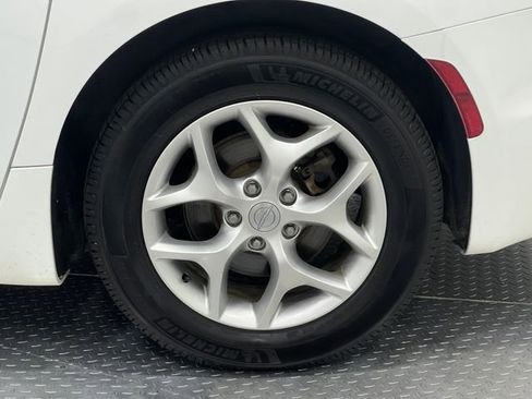 Used 2018 Chrysler Pacifica Touring-L Plus image 37