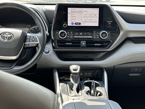Used 2024 Toyota Highlander XLE AWD/4WD image 22