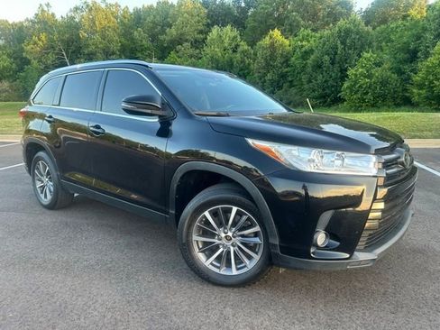 Used 2019 Toyota Highlander XLE image 2