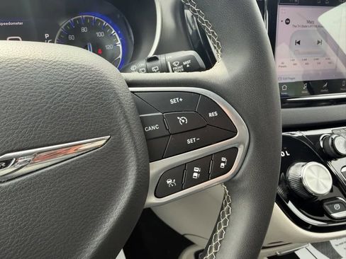 Used 2023 Chrysler Pacifica Touring-L image 17