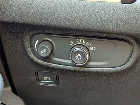 Used 2024 GMC Terrain SLE w/ Driver Convenience Package image 11