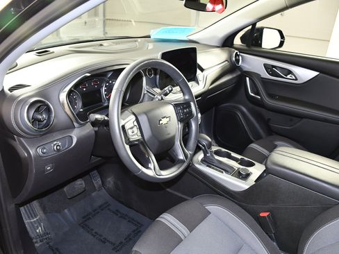 Used 2025 Chevrolet Blazer LT AWD/4WD image 2