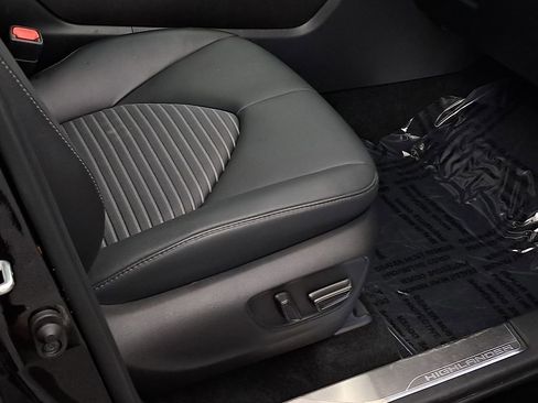 Used 2024 Toyota Highlander XSE image 35